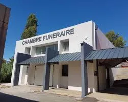 Façade extérieure du bâtiment d'une chambre funéraire moderne sous un ciel bleu