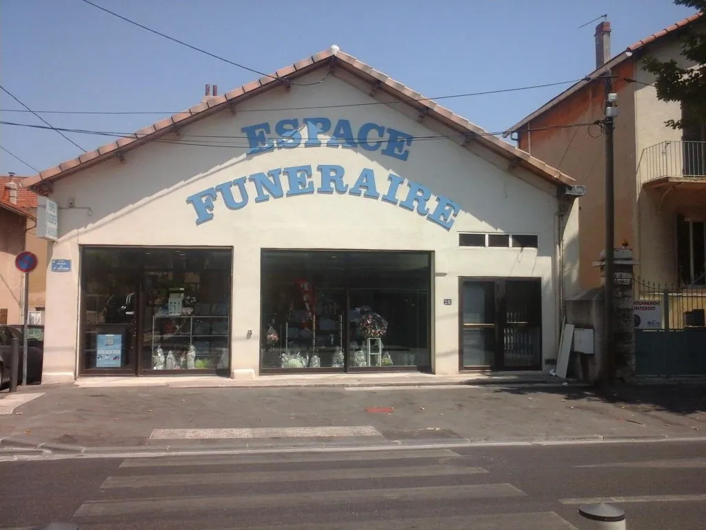 Façade extérieure de la boutique avec vitrine d'articles d'hommage