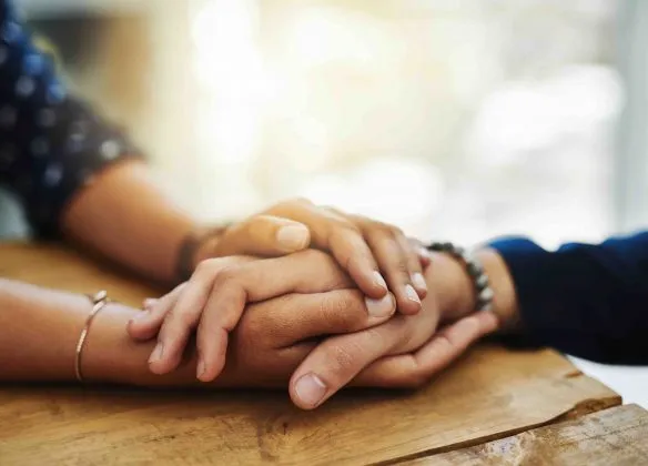 Mains jointes pour exprimer le soutien et la condoléance pendant le deuil"