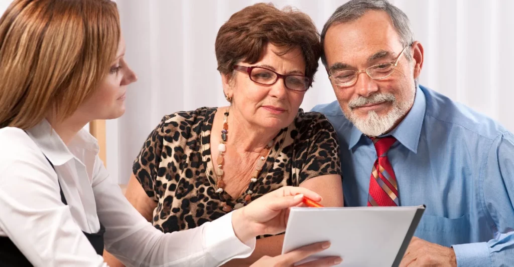 Conseillère en prévoyance obsèques guidant un couple senior